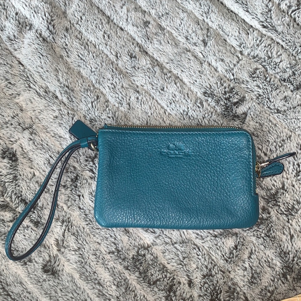 ✨COACH✨ turquoise wristlet